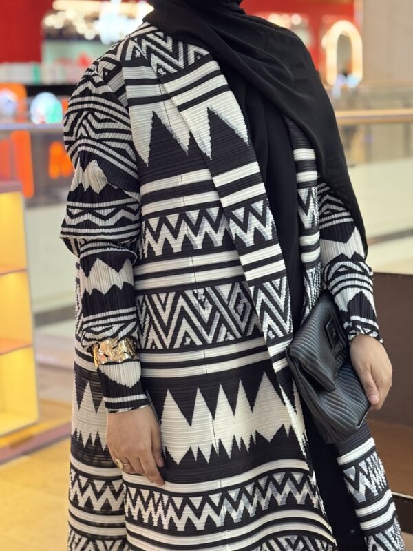 Black white zig zag printed abaya